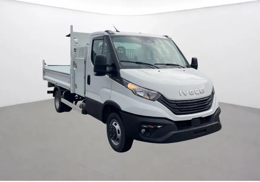 IVECO Daily Chassis cabine blanc en 3/4 avant droit avec benne acier et coffre latéral visible.