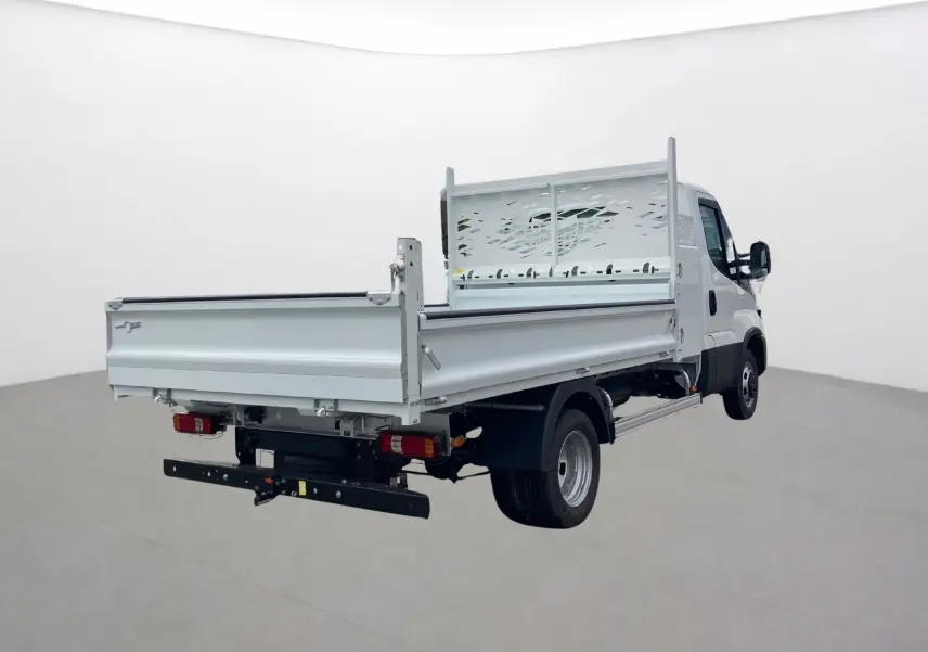 IVECO Daily Chassis cabine blanc vu en 3/4 arrière droit avec benne acier et coffre sur plateau.