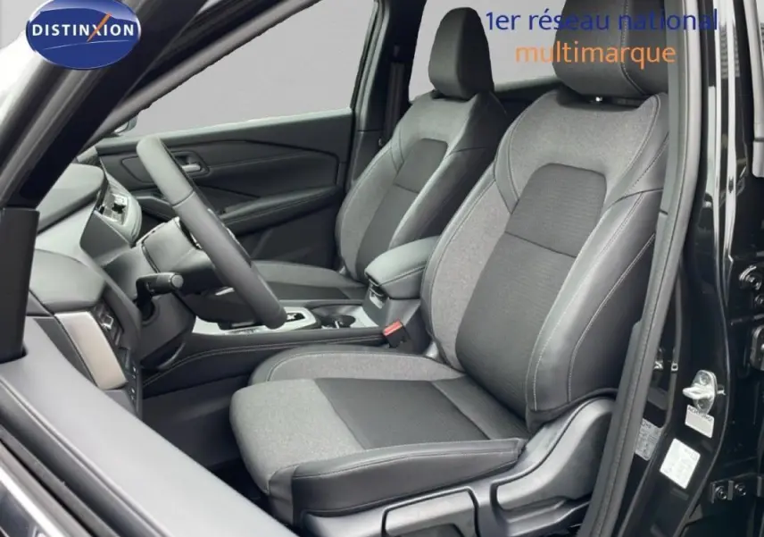 Vue intérieure côté conducteur du Nissan Qashqai noir 2025, sièges bi-matière gris et tableau de bord moderne.