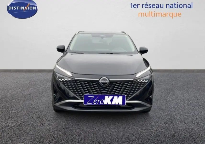 Vue avant du Nissan Qashqai noir 2025 avec calandre distinctive et phares LED fins allumés.