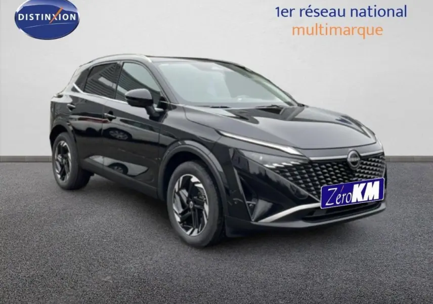 Vue 3/4 avant d'un Nissan Qashqai noir 2025 avec jantes aluminium et calandre distinctive en losange.
