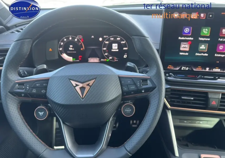 Vue intérieure centrée sur le volant sport noir avec logo CUPRA et tableau de bord numérique du Formentor 2026.