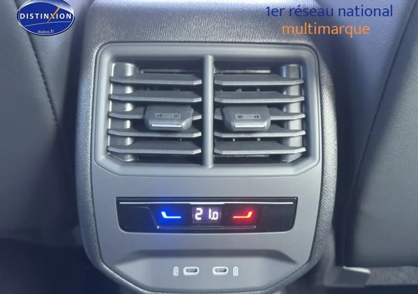 Détail de la console arrière du CUPRA Formentor 2026, montrant les aérateurs et commandes de climatisation digitale.