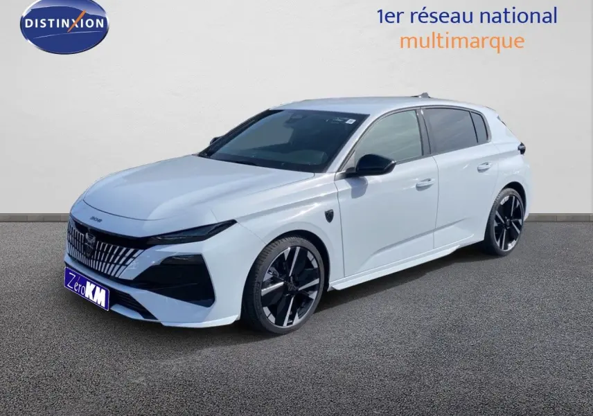 Peugeot 308 1.2 Hybrid 145ch en blanc Okenite métal, vue 3/4 avant droit avec jantes noires distinctives.