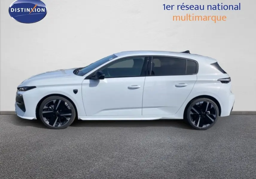 Peugeot 308 hybride blanche vue de profil côté gauche, avec jantes noires et vitres teintées.