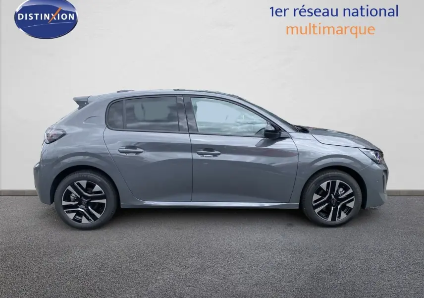 Profil droit d'une Peugeot 208 Hybrid 110ch Allure gris selenium metal avec jantes noires et détails modernes.