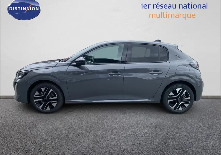 Profil droit d'une Peugeot 208 hybride gris sélénium métal, avec jantes alliage et vitres teintées.