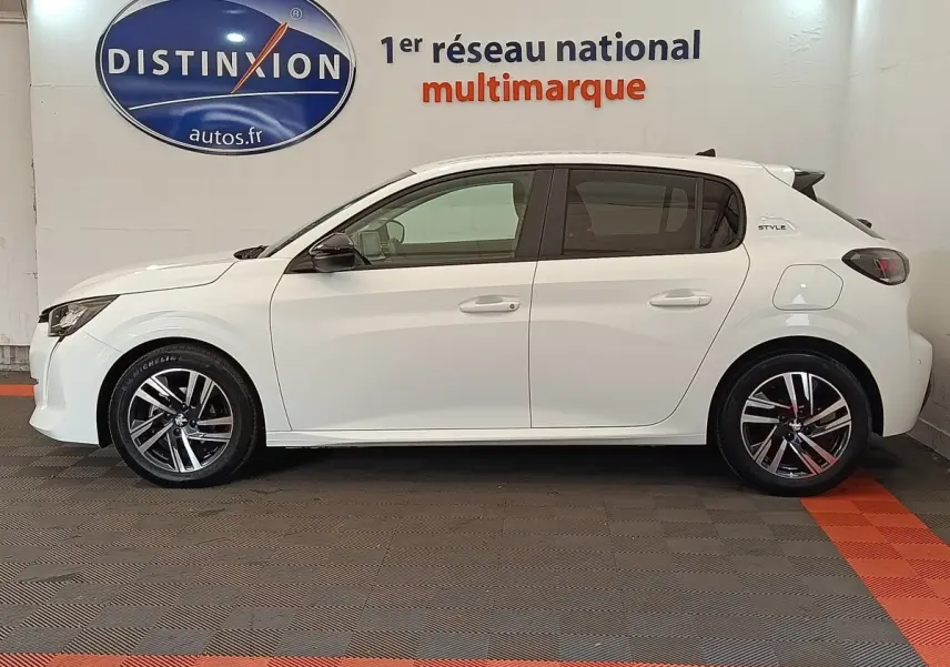 Profil côté gauche d'une Peugeot 208 PureTech 75 S&S Style blanche, avec jantes alliage et logo Style sur l'aile arrière.