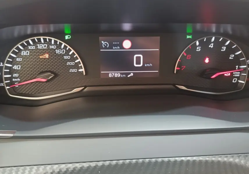 Tableau de bord de Peugeot 208 PureTech 75 S&S Style 2023 avec compteur digital et compte-tours, affichage clair et moderne.