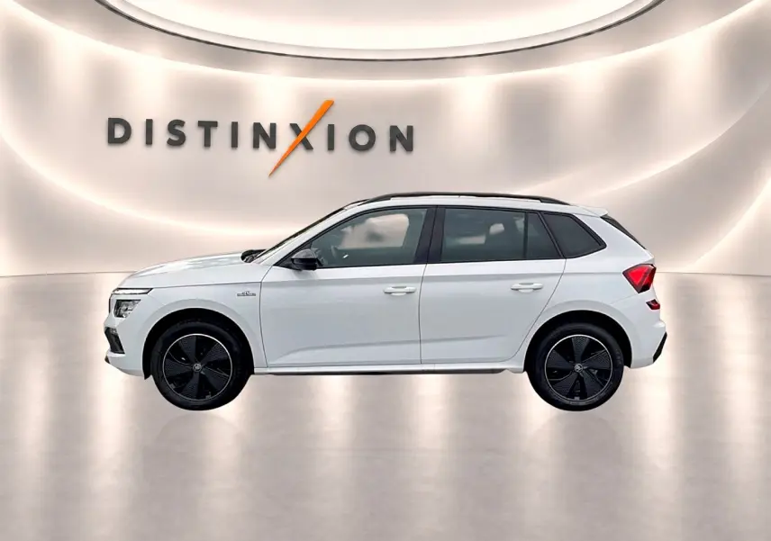 SKODA KAMIQ blanc nacré en profil droit, jantes noires distinctives, arrière compact avec feux LED visibles.