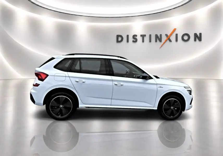 Vue de profil côté gauche d'un Skoda Kamiq blanc nacré avec jantes noires et toit panoramique en studio lumineux.