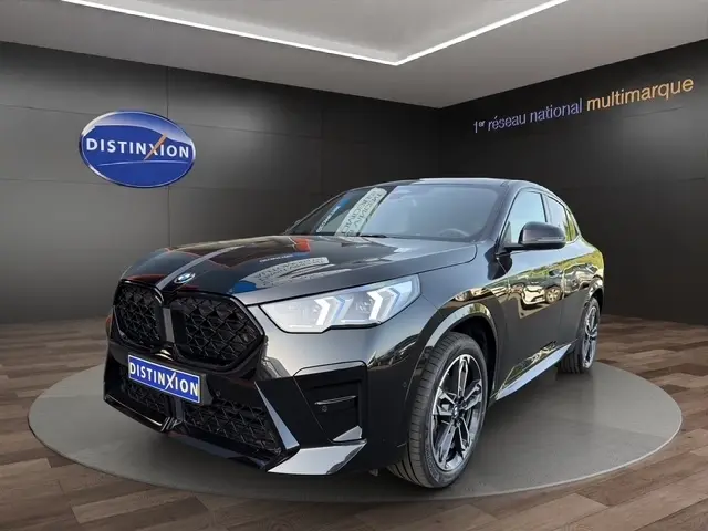 BMW X2 sDrive20d M Sport noir en 3/4 avant droit, avec calandre noire et jantes alliage distinctives.