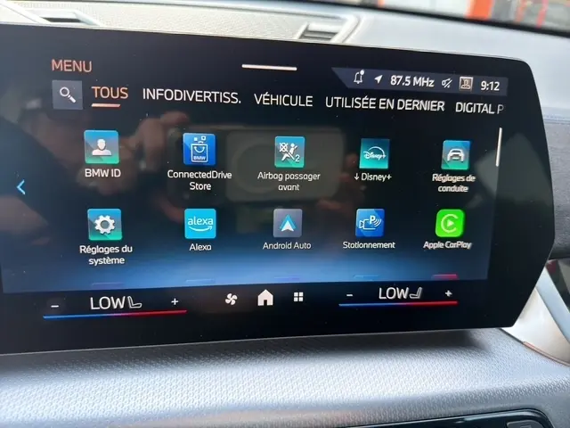 Écran tactile central de la BMW X2 sDrive20d M Sport 2025 affichant les applications connectées et réglages du véhicule.