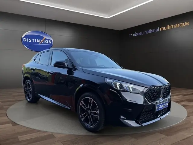 BMW X2 sDrive20d M Sport noir vue 3/4 avant droit en showroom avec calandre noire et jantes sport