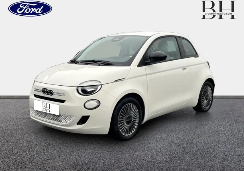 Fiat 500 Ice White pastel vue 3/4 avant droit, avec jantes alu et rétroviseurs noirs contrastants.