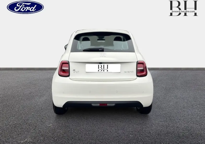 Vue arrière d'une FIAT 500 Ice White pastel 2026, avec feux arrière LED et becquet distinctif.