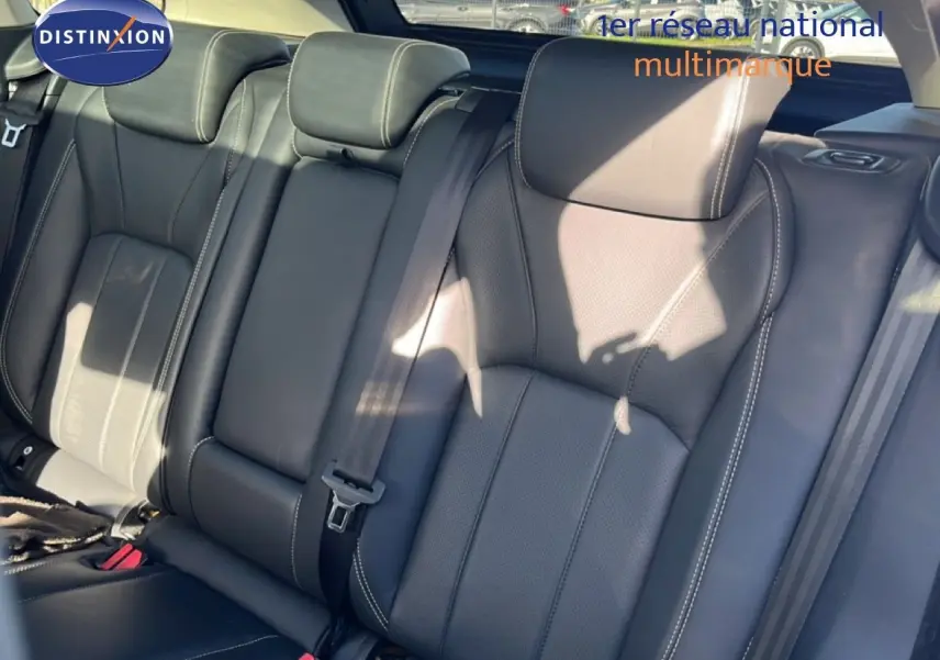 Vue rapprochée des sièges arrière en cuir noir du Range Rover Evoque 2017, soulignant la qualité des finitions.