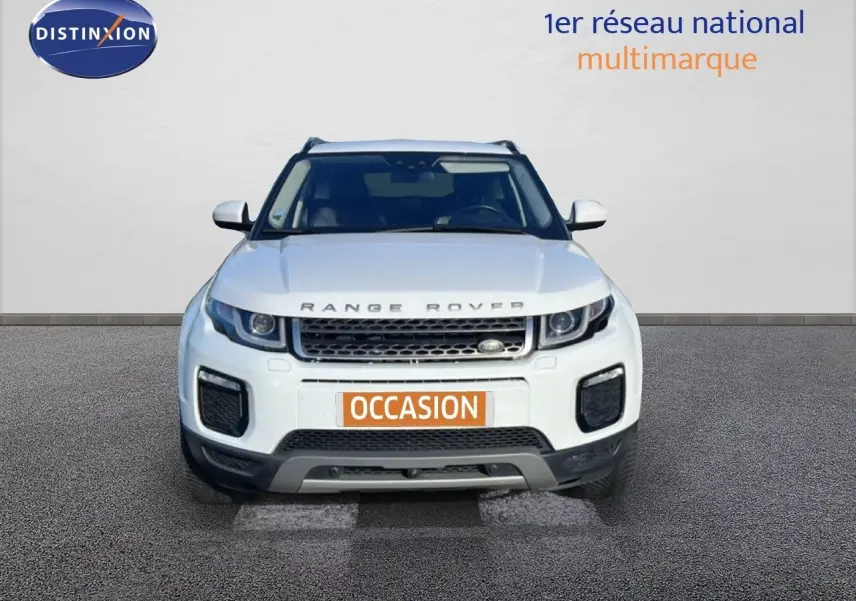 Vue frontale d'un Range Rover Evoque blanc de 2017 avec calandre noire et plaque "OCCASION" visible.