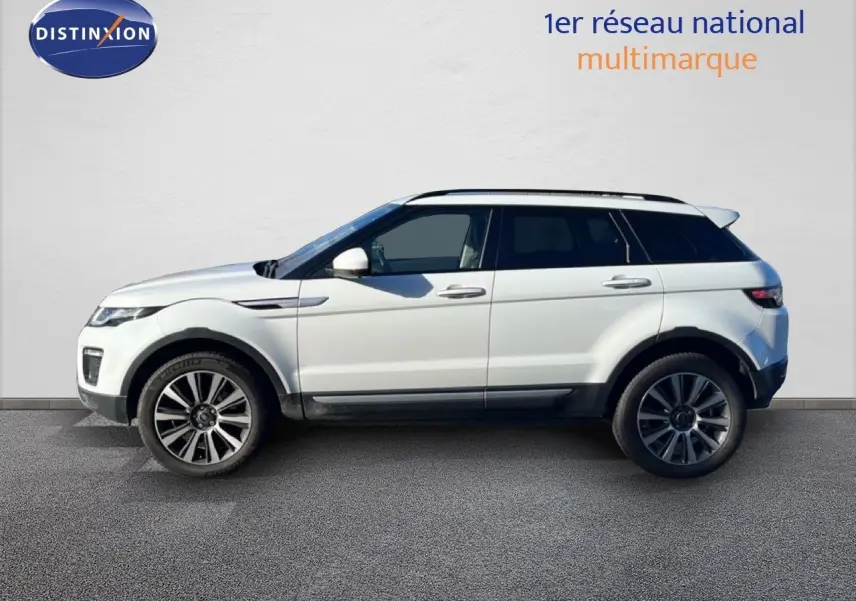 Profil latéral droit d'un Range Rover Evoque blanc de 2017 avec jantes alliage et toit panoramique noir.