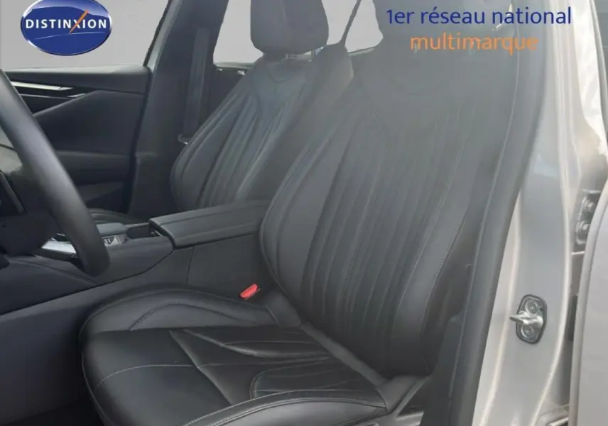 Vue intérieure côté conducteur du DS4 2024, sièges cuir noirs avec surpiqûres et accoudoir central.