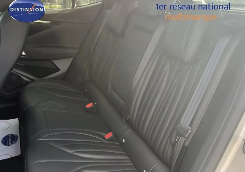 Vue latérale droite des sièges arrière en cuir noir de la DS4 2024, soulignant les finitions élégantes et les ceintures grises.