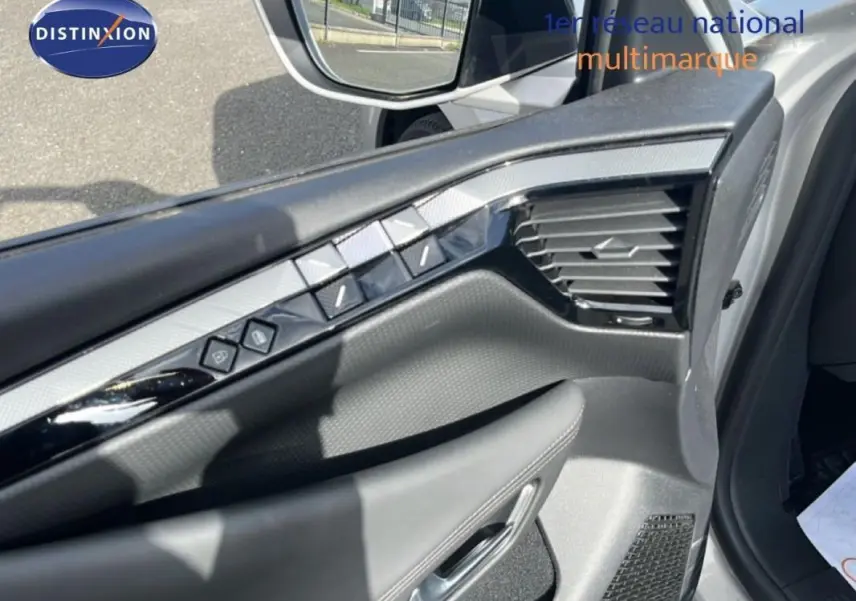 Vue rapprochée de la porte côté gauche de la DS4 2024 gris clair, avec commandes électriques et miroir extérieur.