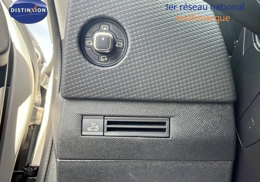 Détail du panneau de commande côté gauche noir texturé avec réglage des rétroviseurs sur DS4 2024 diesel.