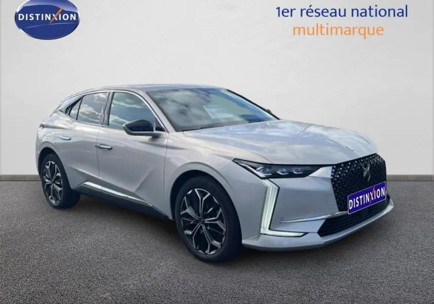 DS4 2024 gris perle en 3/4 avant droit, avec calandre noire et feux LED en forme de L distinctifs.
