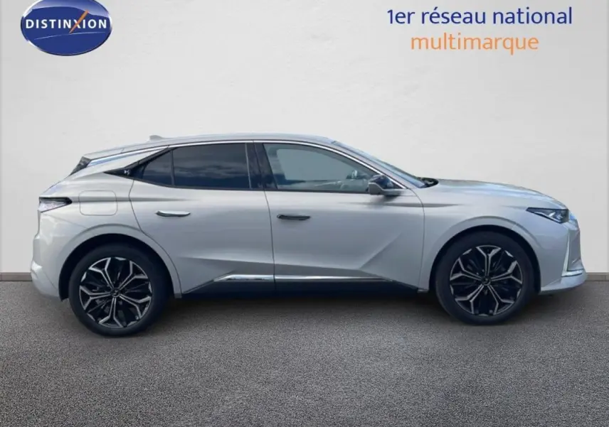 DS4 2024 gris clair vue de profil côté gauche, soulignant ses lignes sculptées et ses jantes noires stylisées.