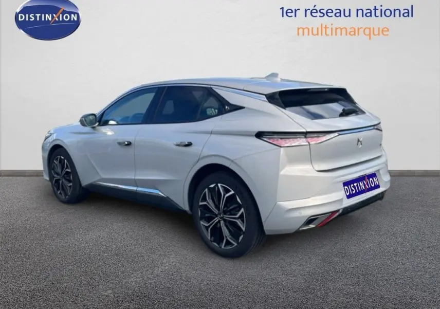 DS4 blanche vue de trois quarts arrière droit, soulignant ses lignes modernes et ses jantes alliage distinctives.