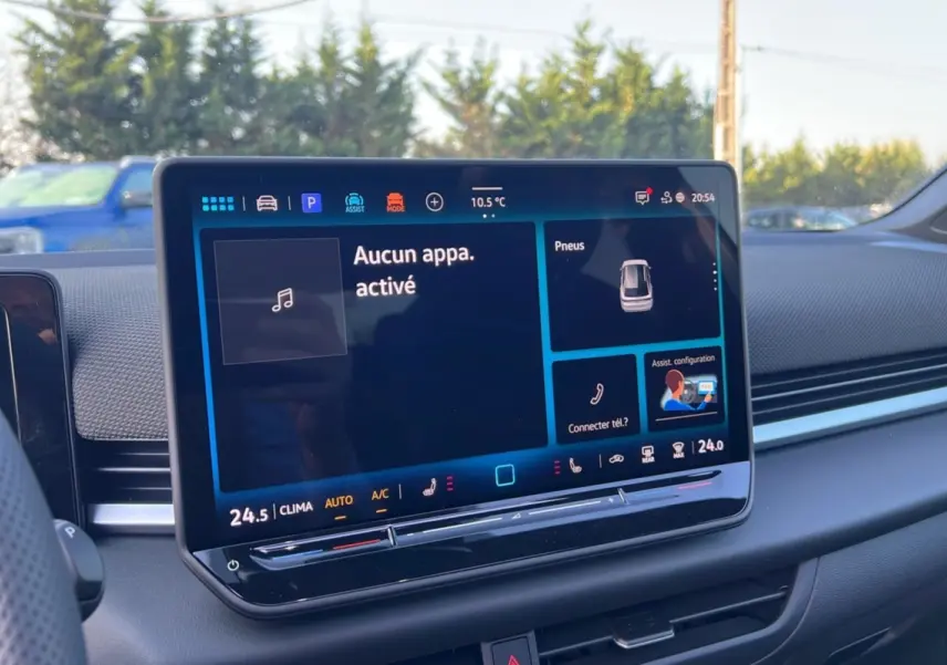 Tableau de bord intérieur du Volkswagen T-Roc 2026 avec écran tactile numérique affichant les réglages climatisation et connectivité.