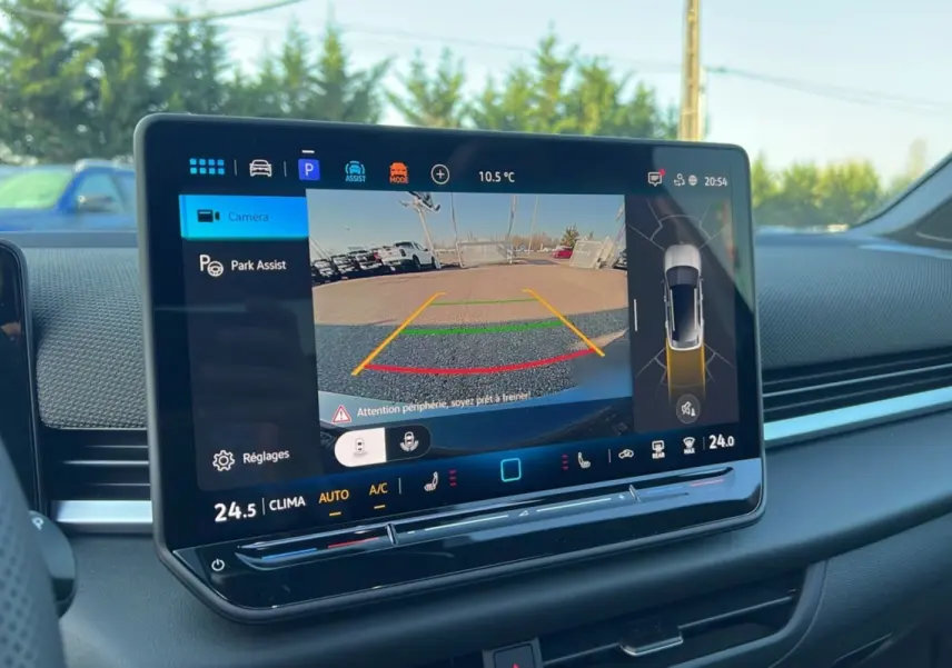 Écran tactile central affichant la caméra de recul et l'assistance au stationnement dans un Volkswagen T-Roc 2026.