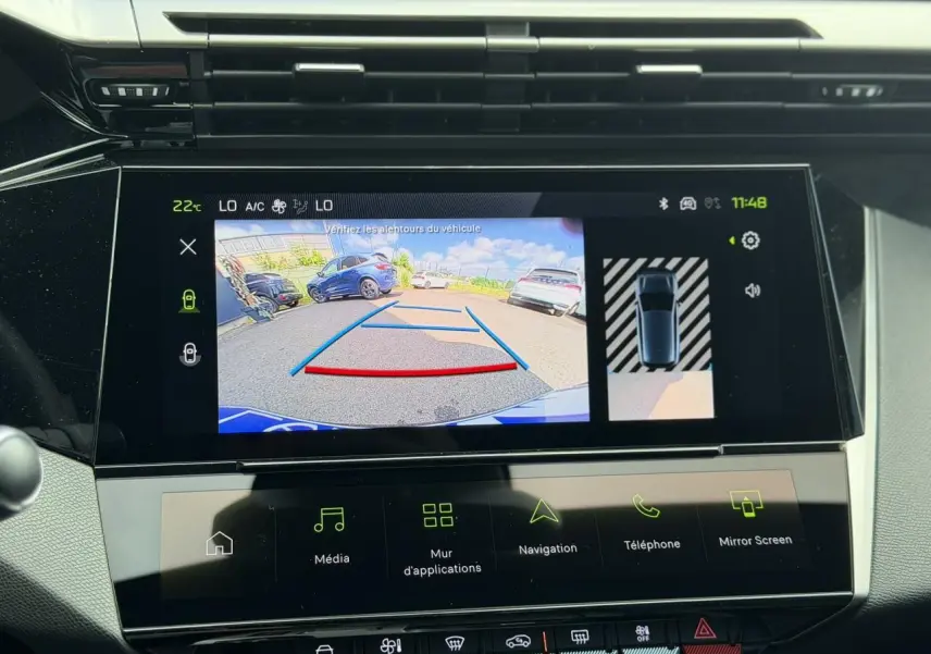 Écran tactile intérieur montrant la caméra de recul et l’aide au stationnement du Peugeot 308 gris Selenium.