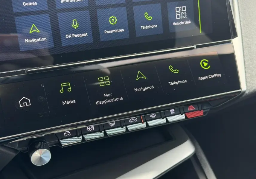Détail de la console centrale tactile du Peugeot 308 NV Hybrid 145 GT e-DSC6 avec commandes multimédia et navigation.