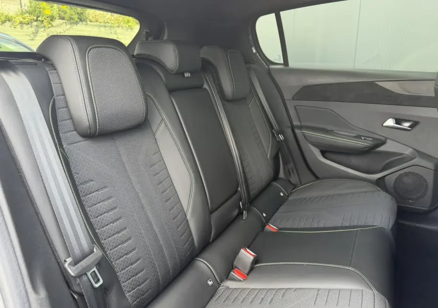 Vue latérale droite de la banquette arrière noire et tissu avec surpiqûres vert Adamite du Peugeot 308 NV Hybrid 145 GT.