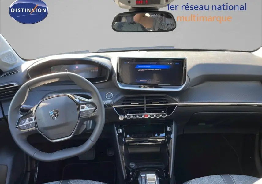 Vue intérieure frontale du tableau de bord et volant noir de la Peugeot 208 Hybrid 110ch Allure 2026 avec écran tactile central.