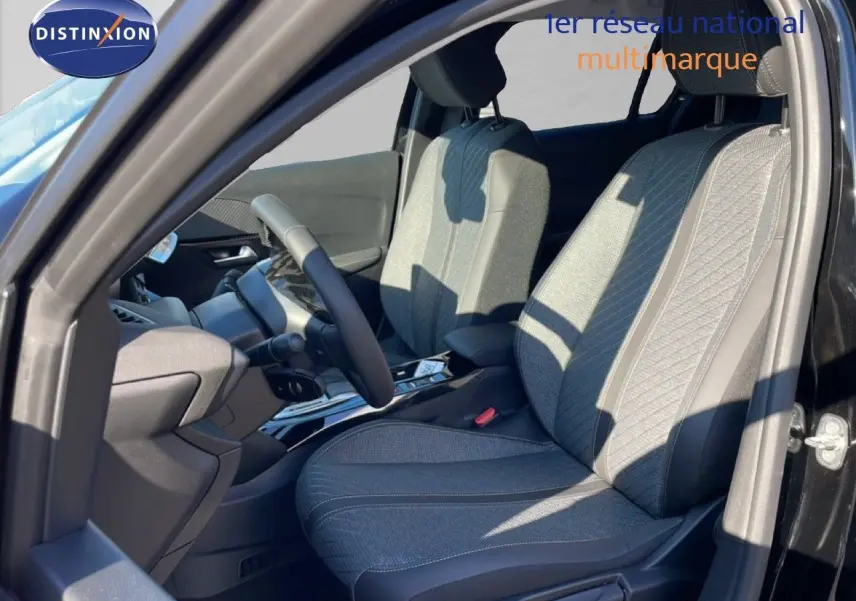 Vue intérieure côté conducteur de la Peugeot 208 Hybrid 110ch Allure 2026, sièges tissu gris et noir perla metal.