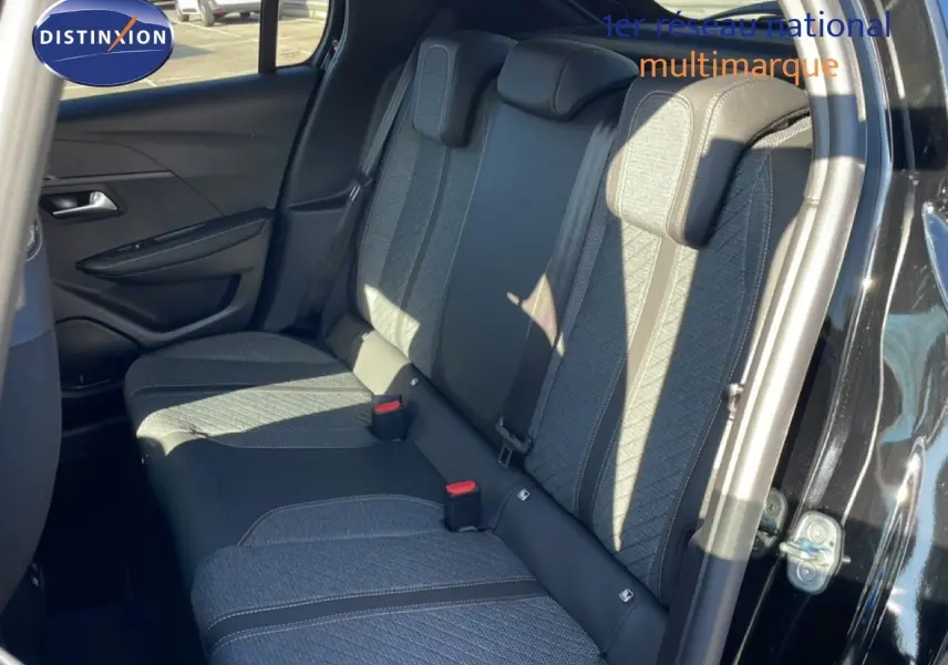 Vue intérieure côté droit des sièges arrière en tissu gris et cuir noir d'une Peugeot 208 Hybrid 110ch Allure noir perla metal.