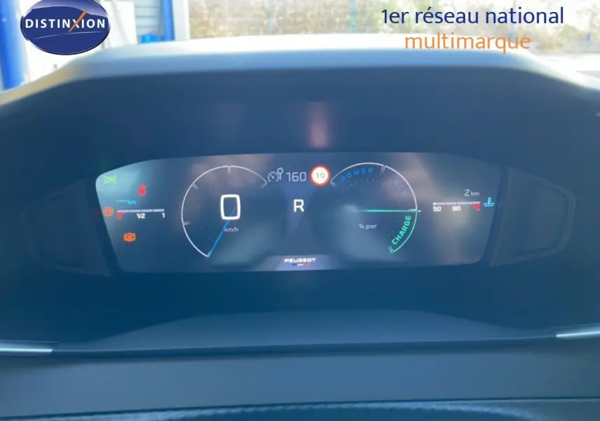 Tableau de bord numérique de la Peugeot 208 Hybrid 110ch, affichage clair avec indicateurs de vitesse et charge.