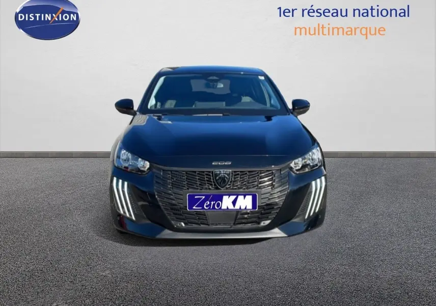Peugeot 208 Hybrid noir perla metal vue de face, mettant en valeur la calandre et les feux LED distinctifs.