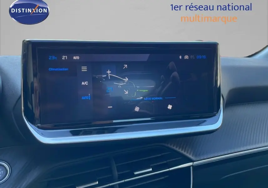 Écran tactile central affichant la climatisation dans l’habitacle d’une Peugeot 208 noire, vue de face.