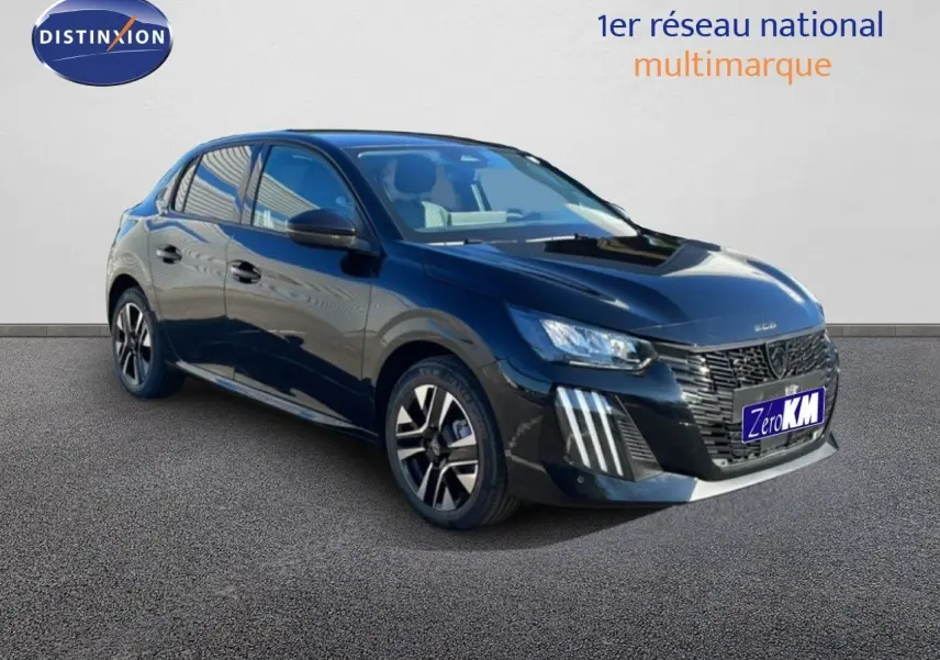 Peugeot 208 Hybrid noir Perla Metal vue 3/4 avant droit avec phares LED et jantes alliage distinctives.