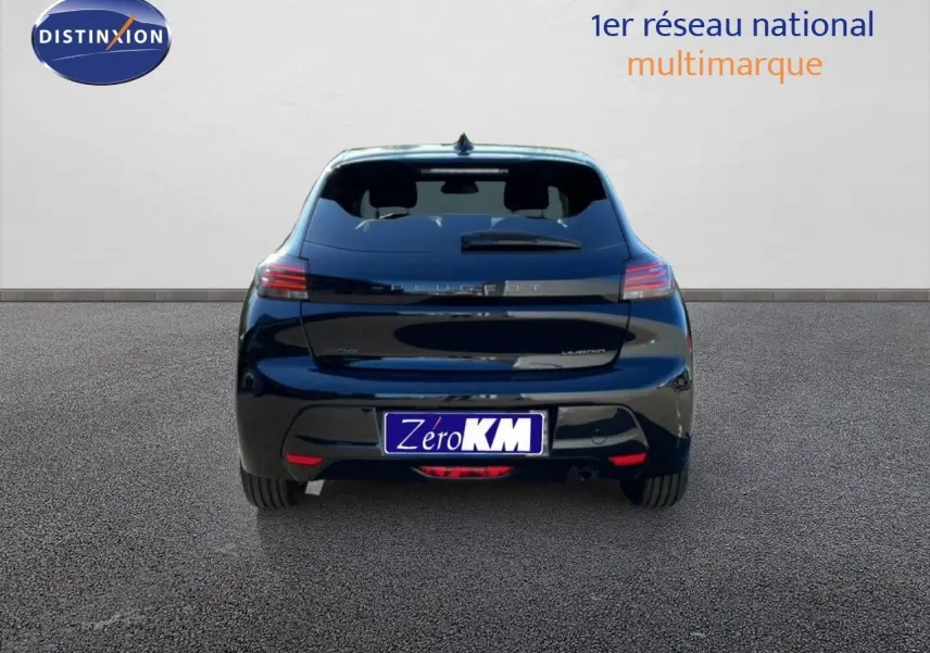 Vue arrière d'une Peugeot 208 Hybrid noir perla metal, avec feux LED et logo distinctif bien visibles.