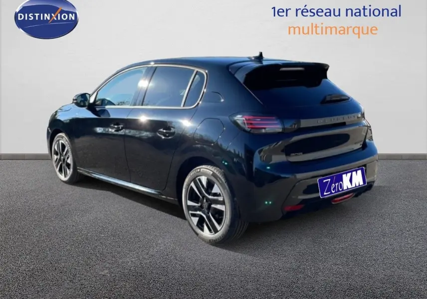 Vue 3/4 arrière droite d'une Peugeot 208 Hybrid 110ch noire Perla Metal avec jantes alliage et feux LED distinctifs.