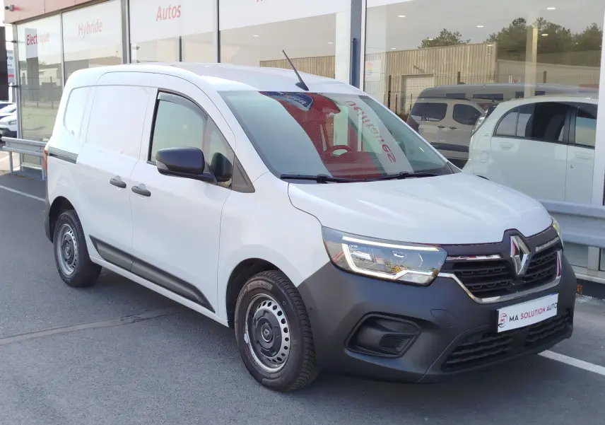 Renault Kangoo blanc minéral en 3/4 avant droit, avec pare-chocs noir et jantes acier simples.