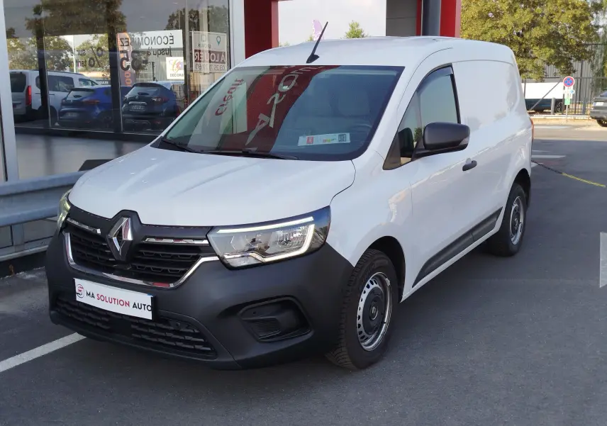 Renault Kangoo blanc minéral en 3/4 avant droit, fourgonnette utilitaire avec pare-chocs noir mat et jantes acier.