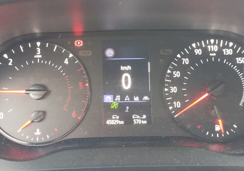 Tableau de bord du Renault Kangoo 2023, affichage central à 0 km/h, compte-tours et vitesse en vue frontale.
