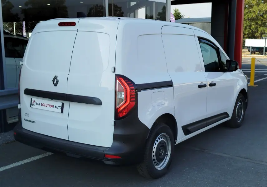 Vue 3/4 arrière droite d’un Renault Kangoo blanc minéral utilitaire avec feux arrière LED et protections noires.
