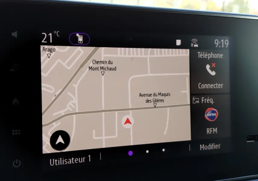 Écran tactile du système de navigation du Renault Kangoo 2023, affichant une carte et des options multimédia.