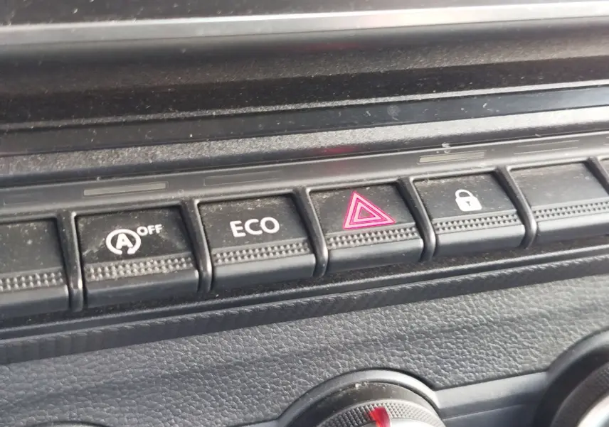 Gros plan sur les boutons de commande du tableau de bord du Renault Kangoo blanc, avec alerte, mode ECO et verrouillage centralisé.